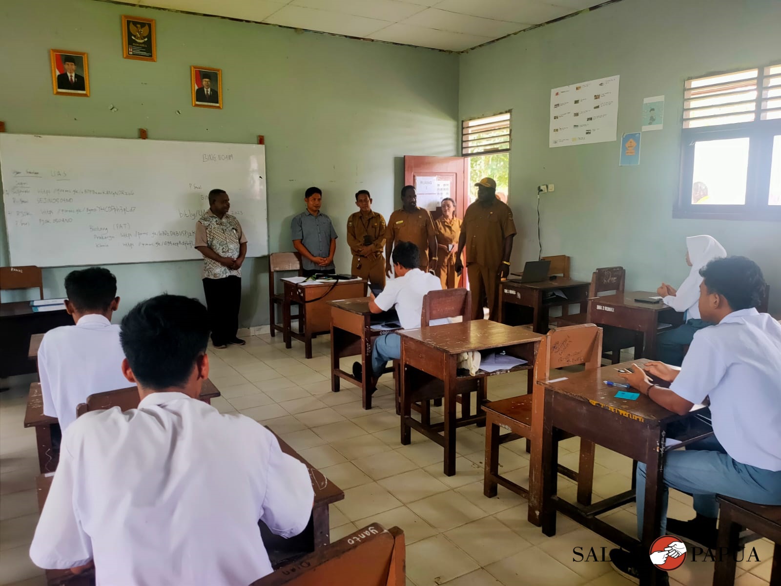 Kepala Dinas Pendidikan Mimika Willem Naa saat memantau pelaksanaan Ujian Sekolah di SMAN 2 di Limau Asri, SP5 Timika (Foto:salampapua.com/Acik)