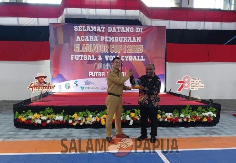 Pemberian cendaramata dari Maximus Tipagau kepada Pj Bupati Mimika Valentinus Sudarjanto Sumito (Foto:salampapua.com/Evita)