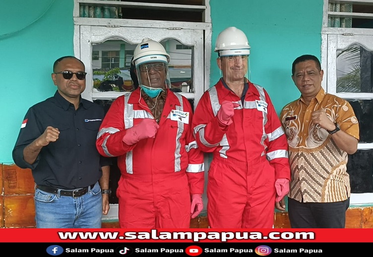 Dari kanan, Director & Executive Vice President Sustainable Development PTFI Claus Wamafma, Bupati Mimika Johannes Rettob, Executive Vice President Technical Services PTFI Christopher E. Zimmer dan Kepala Dinas Kesehatan Kabupaten Mimika Reynold Rizal Ubra (salampapua.com/Abeth)