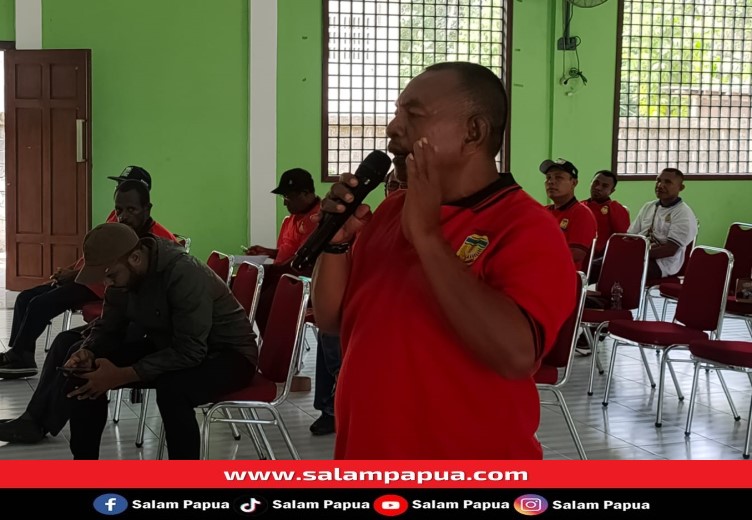 Ketua RT 05 Iskandar saat menyampaikan usulannya (salampapua.com/Acik)