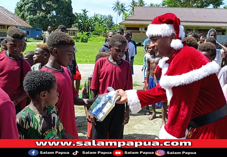 Santa Claus saat membagikan bingkisan Natal ceria (salampapua.com/Acik)