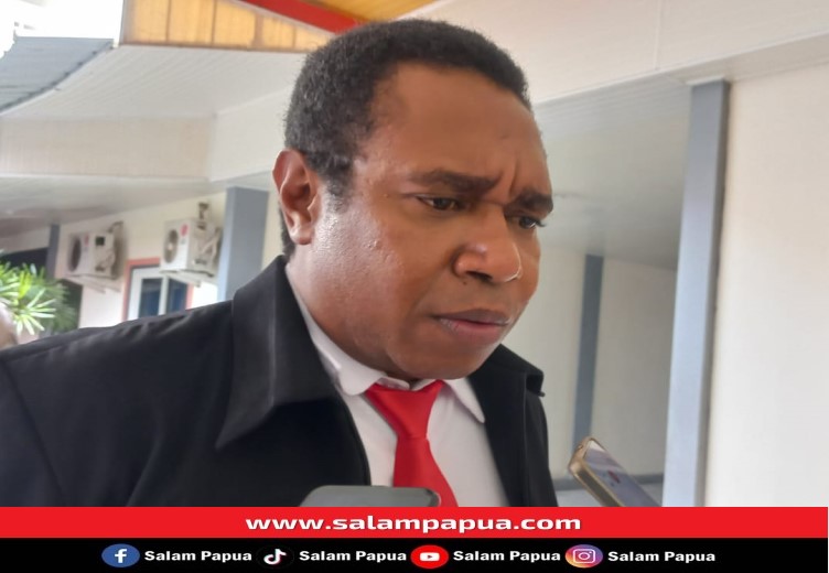 Kepala BKDPSDM Mimika Evert Lukas Hindom saat diwawancarai usai pembukaan pelatihan (salampapua.com/Acik)