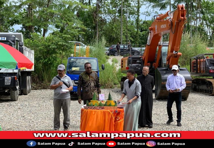 Pemotongan tumpeng peresmian 30 unit kendaraan operasional oleh istri Direktur PT. Putra Otomona Jaya, Lepina Kondologit (salampapua.com/Evita)
