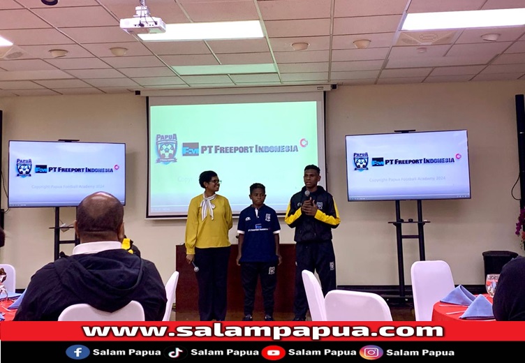 Lilian Thuram Bredly De Paul Paragaje saat menceritakan pengalamannya pada pertemuan anak-anak PFA angkatan ke-2 bersama Direktur & Executive Vice President (EVP) Sustainable Development PTFI, Claus Wamafma dan Executive Vice President (EVP) of Operations PTFI George Banini, di Hall Senior Guest House, Tembagapura (salampapua.com/Evita)