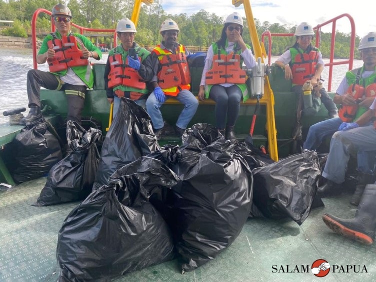 Usai pembersihan lingkungan di area Portsite Mimika dan menuju tempat penimbangan sampah (Foto:salampapua.com/Evita)