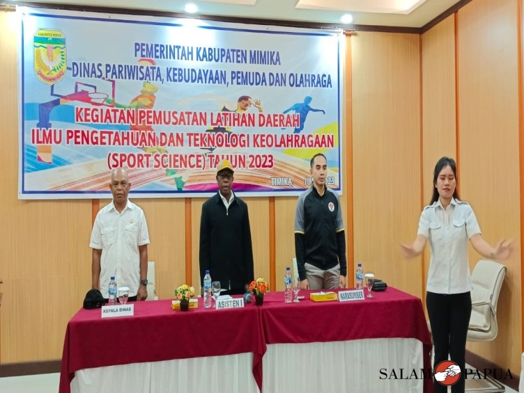 Perwakilan dari Panitia Pelaksana saat memandu lagu Indonesia Raya (Foto:salampapua.com/Acik)
