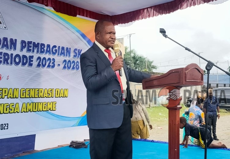 Pdt. Marianus Uamang saat memimpin ibadah pembukaan (Foto:salampapua.com/Acik)