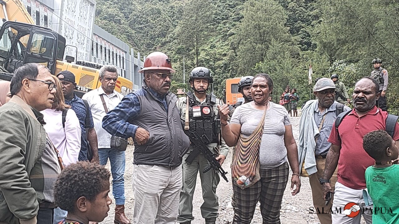 Ketua DPRD Mimika Anton Bukaleng,S.Sos,M.Si saat bertemu warga Waa-Banti (Foto:salampapua.com/Acik)