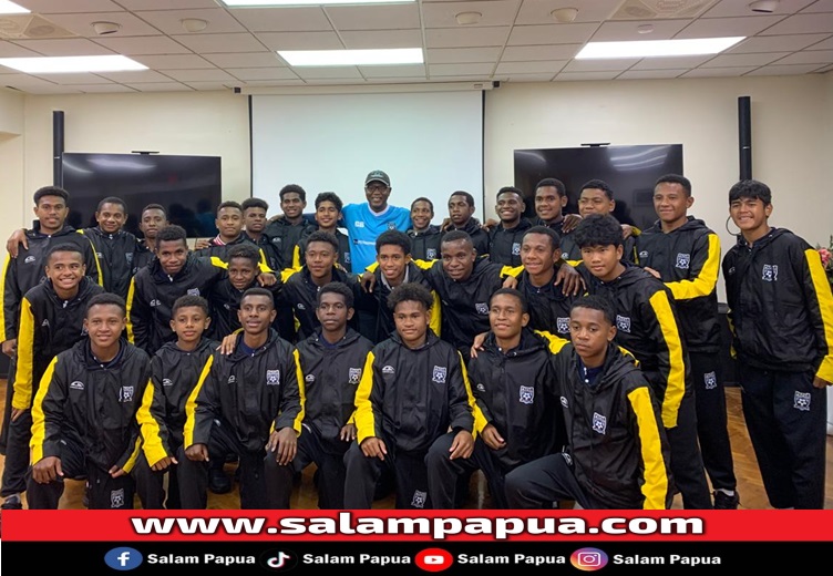 Foto bersama anak-anak PFA bersama Executive Vice President (EVP) of Operations PTFI George Banini, di Hall Senior Guest House, Tembagapura (salampapua.com/Evita)