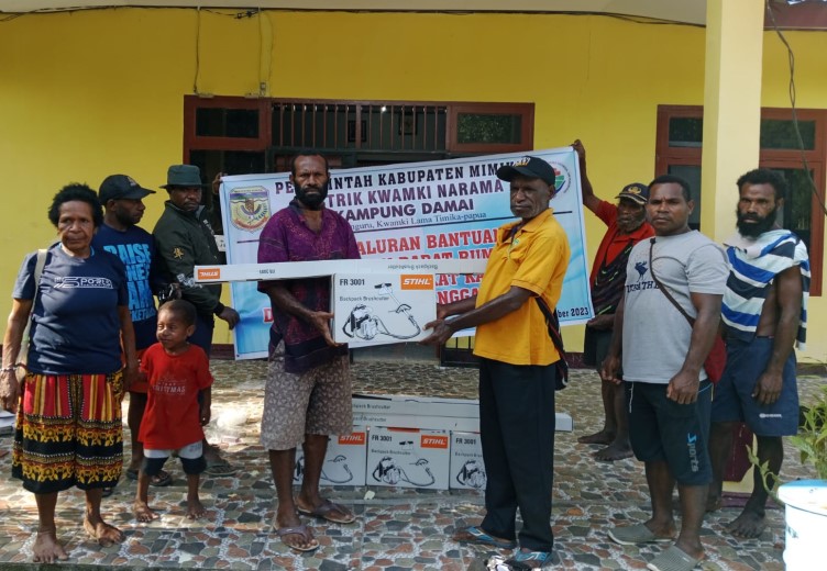 Sekretaris Pemerintah Kampung Damai, Painus Magai saat dampingi penyerahan mesin potong rumput (salampapua.com/Foto istimewa)