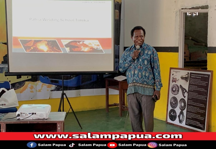 Kepala Sekolah SMKS Harapan Timika, Sam Gobay saat menyampaikan sambutan (salampapua.com/Evita)