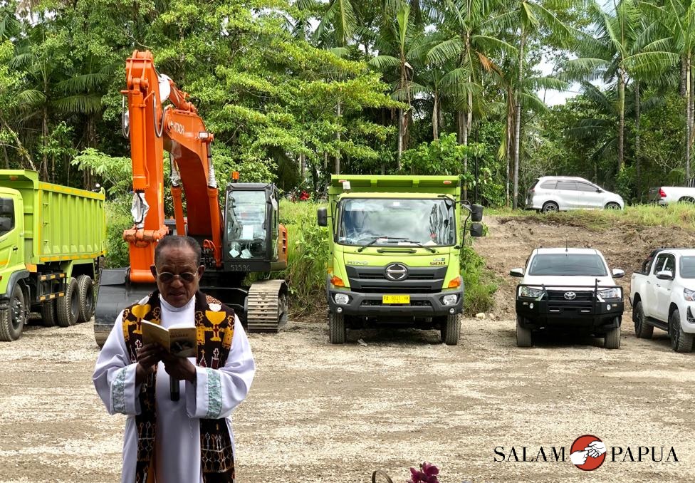 Ibadah Pemberkatan yang dipimpin Pastor Amandus Rahadat (Foto:salampapua.com/Evita)