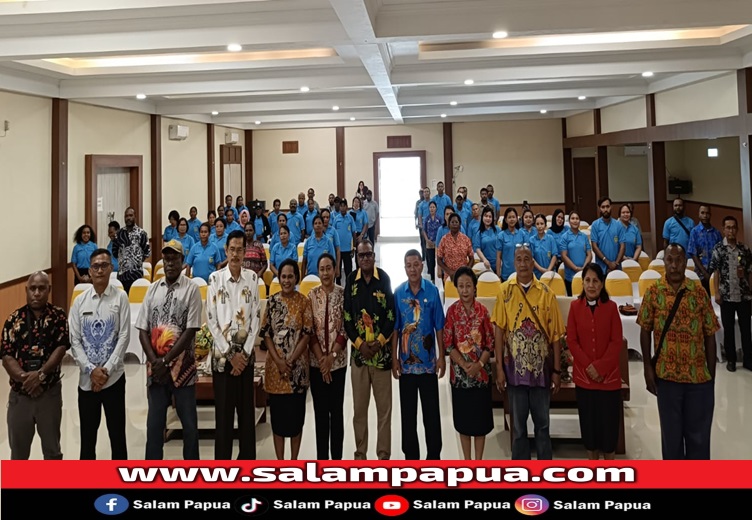 Foto bersama dengan latarbelakang peserta sosialisasi (salampapua.com/Acik)