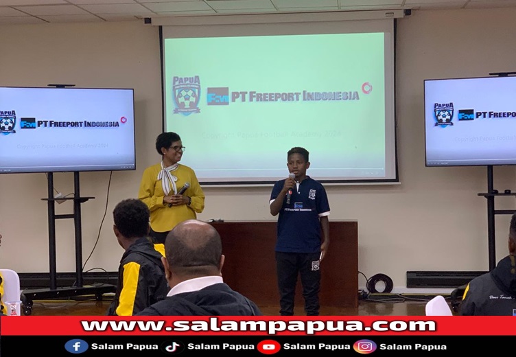Rasul Maluk Wonda saat menceritakan pengalamannya pada pertemuan anak-anak PFA angkatan ke-2 bersama Direktur & Executive Vice President (EVP) Sustainable Development PTFI Claus Wamafma dan Executive Vice President (EVP) of Operations PTFI George Banini, di Hall Senior Guest House, Tembagapura (salampapua.com/Evita)