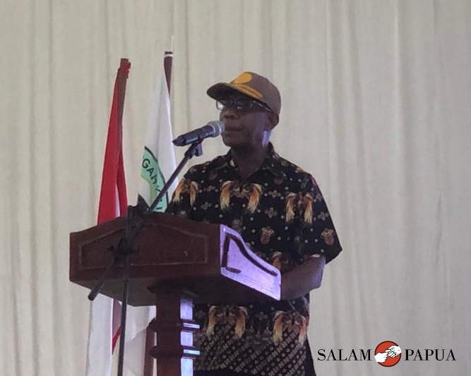 Asisten 1 Bidang Pemerintahan dan Kesejahteraan Rakyat Setda Mimika Paulus Dumais saat membacakan sambutan Plt Bupati Mimika Johannes Rettob (Foto:salampapua.com/Evita)