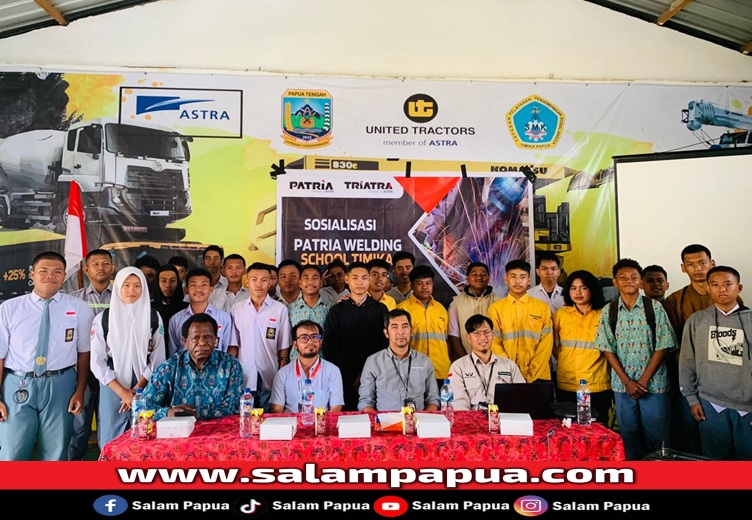 Foto bersama para siswa jurusan Alat Berat SMKS Harapan Timika (salampapua.com/Evita)