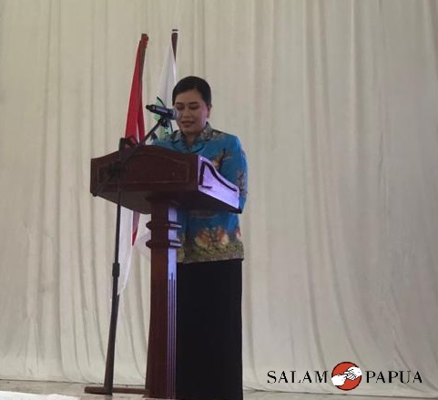 Ketua Panitia Monika S. Kendek saat membacakan laporannya (Foto:salampapua.com/Evita)
