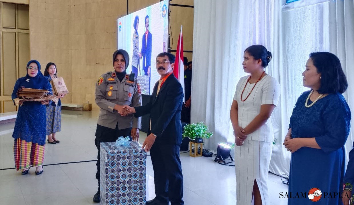 Kenang-kenangan yang diberikan orang tua siswa saat dibuka (Foto:salampapua.com/Acik)