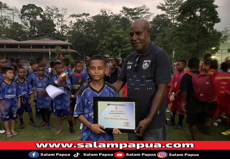 Pemberian piagam Best Player dari Ketua Harian Persemi Mimika Emanuel Ananim (salampapua.com/Evita)