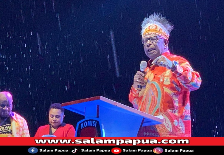 Bupati Mimika Johannes Rettob saat menyampaikan sambutan (salampapua.com/Evita)
