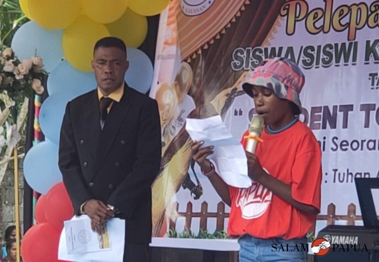 Perwakilan siswa Yopi Julian Magal saat menyampaikan ucapan terimakasih (Foto:salampapua.com/Acik)