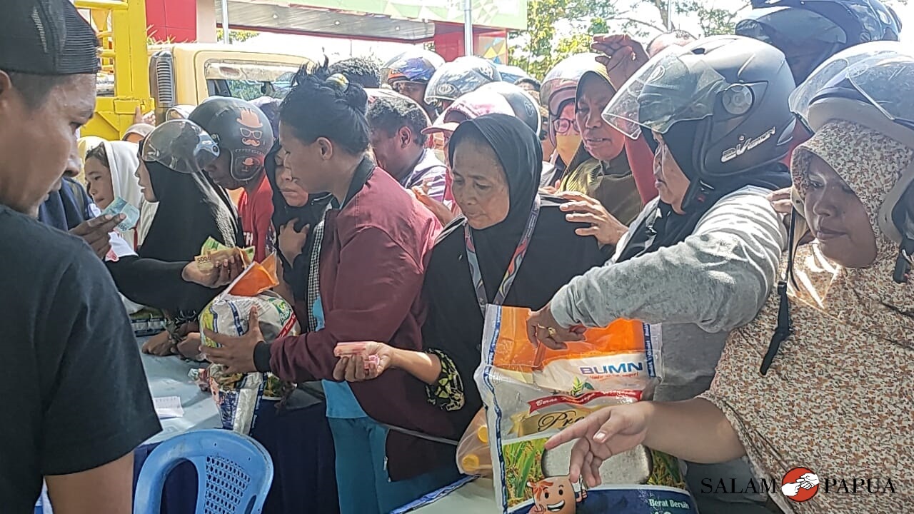 Warga saat berdesak-desakan di lokasi pasar murah Disperindag (Foto:salampapua.com/Acik)