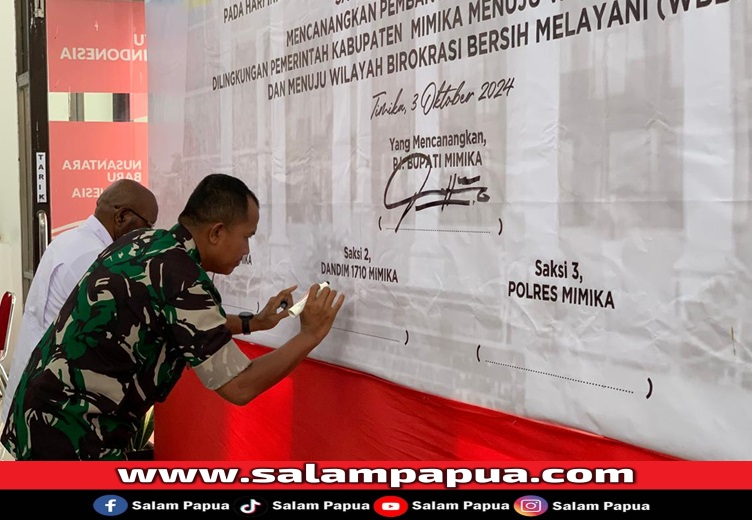 Dandim 1710/Mimika Letkol Inf Mochamad Slamet Wijaya S.Sos, M.Han, M.A sebagai saksi saat menandatangani piagam pencanangan pembangunan Zona Integritas (salampapua.com/Evita)
