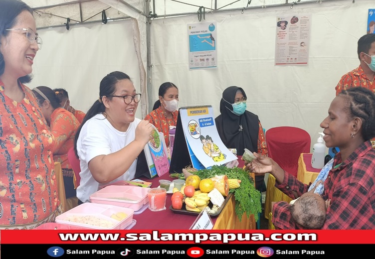 Arahan pemberian asupan pangan gizi bagi bayi dan balita kepada seorang ibu (salampapua.com/Abeth)
