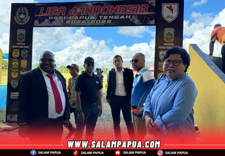 Director and EVP Sustainable Development PTFI Claus Wamafma (kedua dari kanan) dan VP Government Relations PTFI Lenny Josephina (paling kanan) saat bersama Panitia Pelaksana Liga 4 Regional Papua Tengah (salampapua.com/JR)
