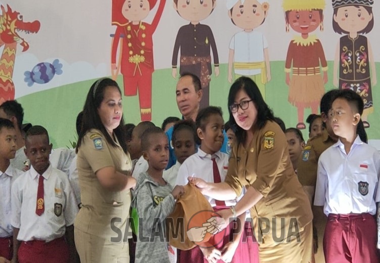 Pemberian bingkisan kepada salah satu perwakilan anak jalanan di Timika (Foto:salampapua.com/Acik)