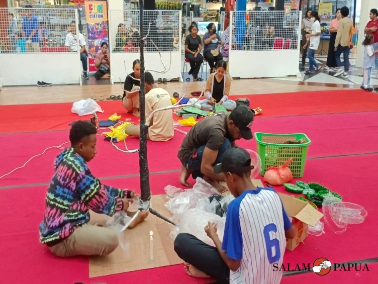 Peserta lomba daur ulang sampah tingkat SMP dan SMA mulai mempersiapkan bahan-bahan (Foto:salampapua.com/Acik)