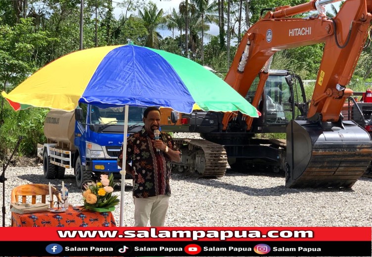 Asisten II Setda Mimika Willem Naa mewakili Plt Bupati Mimika Johannes Rettob saat menyampaikan sambutan (salampapua.com/Evita)