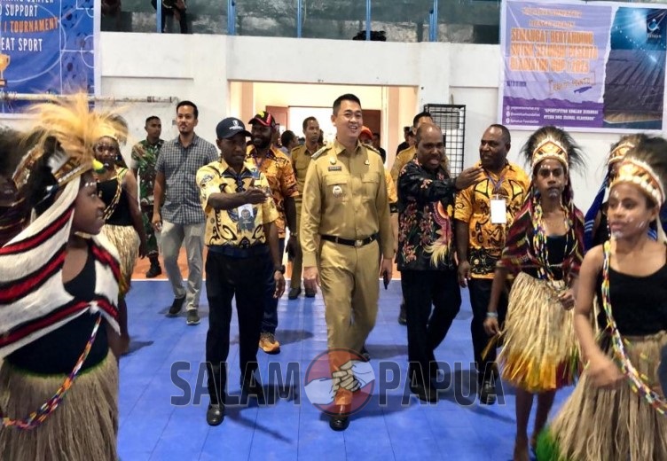 Penyambutan Pj Bupati Mimika Valentinus Sudarjanto Sumito saat menghadiri pembukaan Gladiator Cup I (Foto:salampapua.com/Evita)