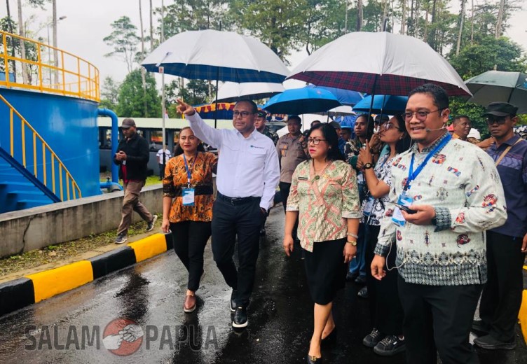 Meninjau lokasi Pengolahan Air Bersih seluas 1,36 hektar yang diserahkan oleh PTFI kepada Pemkab Mimika (salampapua.com/Evita) 