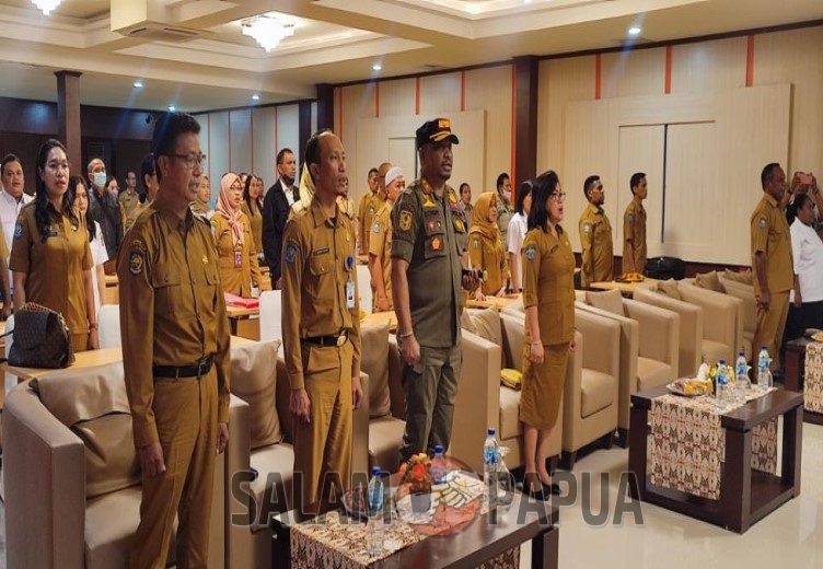 Peserta saat menyanyikan lagu Indonesia Raya pada pembukaan kegiatan (Foto:salampapua.com/Evita)