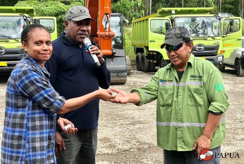 Pemberian kunci kendaraan oleh Istri Direktur PT. Putra Otomona Jaya Lepina Kondologi kepada karyawan PT Wonina, Viktor (Foto:salampapua.com/Evita)