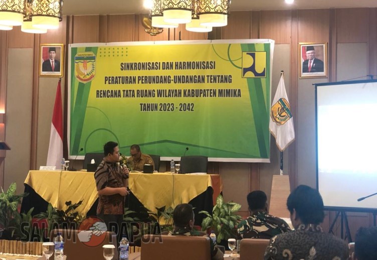Narasumber saat membawakan mater (salampapua.com/Evita)