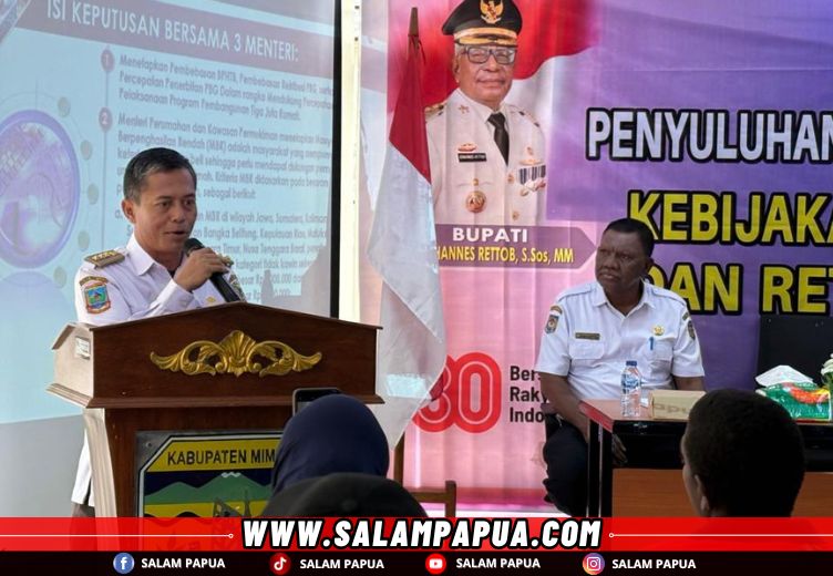 Kepala Distrik Mimika Timur, Bakri Atthoriq saat menyampaikan sambutan (salampapua.com/Evita)