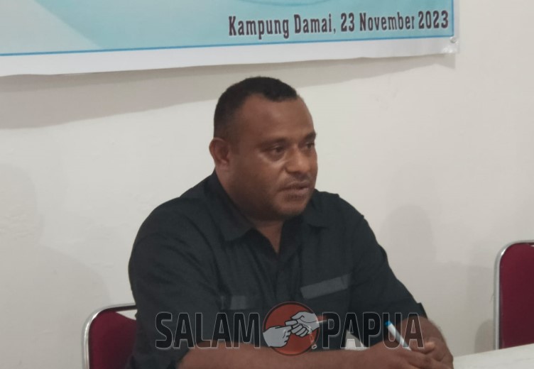 Kepala Distrik Kwamki Narama, Distrik Kwamki Narama, Naftali Edwin Hanuebu saat memberikan arahan kepada anak-anak penerima beasiswa (salampapua.com/Acik)