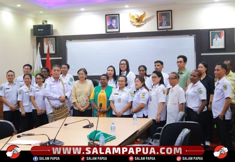 Foto bersama saat penyerahan peserta magang (salampapua.com/Abeth)