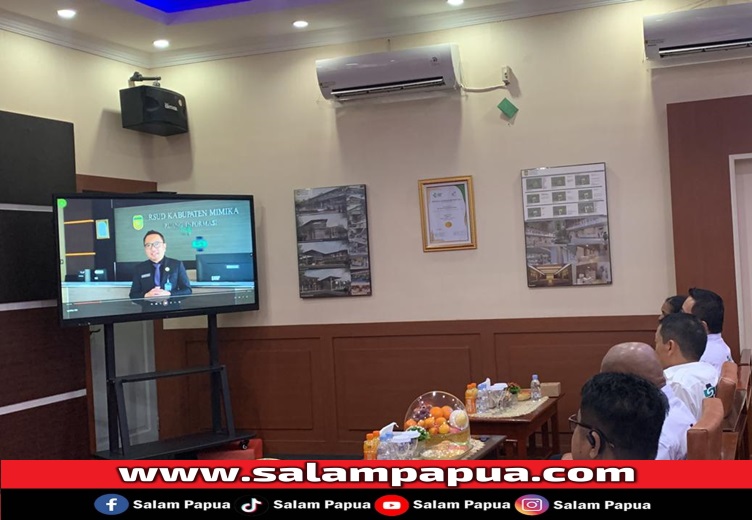 Pemutaran video rincian program Spektakuler RS oleh Direktur RSUD Mimika, dr. Antonius Pasulu,Sp.THT,M.Kes (salampapua.com/Evita)