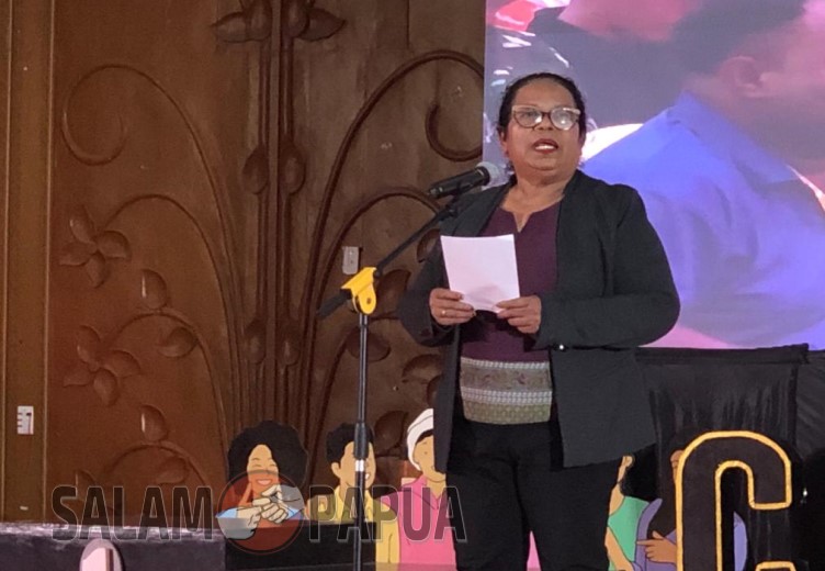 Plt Asisten III Bidang Administrasi Umum Setda Mimika Hanace Hombore dalam sambutan Bupati Mimika pada penutupan Porkab I Mimika 2023 (salampapua.com/Evita)