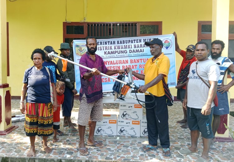Penyerahan mesin potong rumput oleh Kepala Kampung Damai, Luter Wonda kepada perwakilan masyarakat (salampapua.com/Foto istimewa)