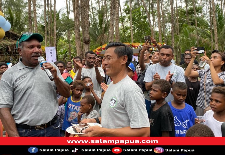 Pemberian kue Ultah kepada perwakilan karyawan PT. Putra Otomona Jaya, oleh Direktur PT. Putra Otomona Jaya Gregorius Okoare (salampapua.com/Evita)