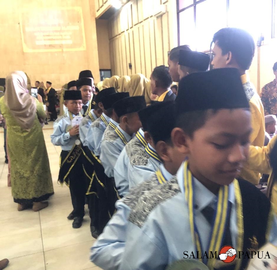 Para santri/santriwati saat bersalaman dengan guru-guru (Foto:salampapua.com/Evita)