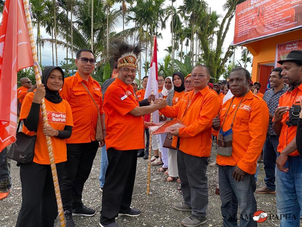 Pemberian berkas pelantikan oleh Presiden Partai Buruh Said Iqbal kepada Ketua DPC Partai Buruh Kabupaten Mimika Sirhan Salilama (Foto:salampapua.com/Evita)