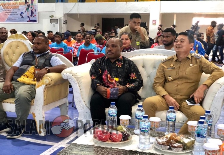 Pj Bupati Mimika Valentinus Sudarjanto Sumito, Maximus Tipagau dan Wakil Ketua I DPRD Aleks Tsenawatme saat hadir dalam pembukaan Gladiator Cup I (Foto:salampapua.com/Evita)