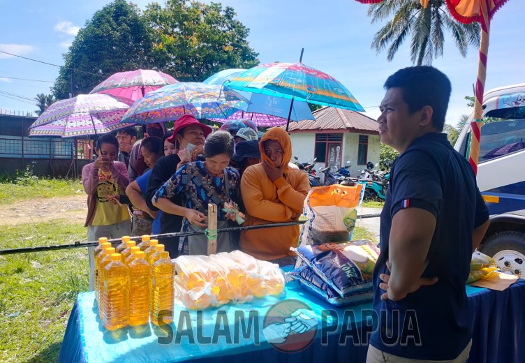 Warga Jalan Baru mulai mengantre berbelanja di pasar murah yang digelar Disperindag Mimika (salampapua.com/Acik)