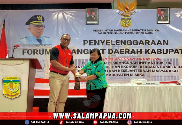 Penutupan Forum RKPD Mimika Tahun 2026 oleh Staf Ahli Bidang Ekonomi dan Keuangan Setda Mimika Inosensius Yoga Pribadi bersama Kepala Bappeda Mimika Yohana Paliling (salampapua.com/Evita)