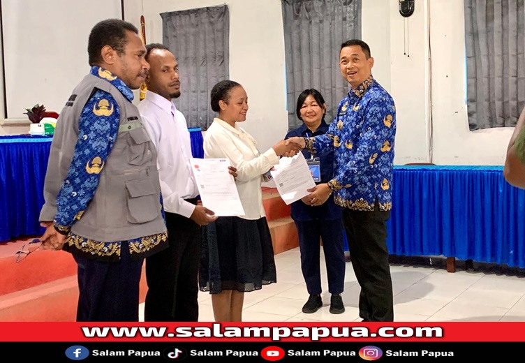 Pj Bupati Mimika, Valentinus Sudarjanto Sumito saat memberikan kartu ujian secara simbolis kepada peserta tes (salampapua.com/Evita)